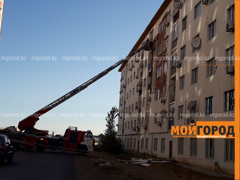 В Атырау восстанавливают обшивку дома, обвалившуюся от ветра