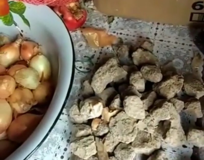 Камни вместо лука продают на рынках Атырау (видео)