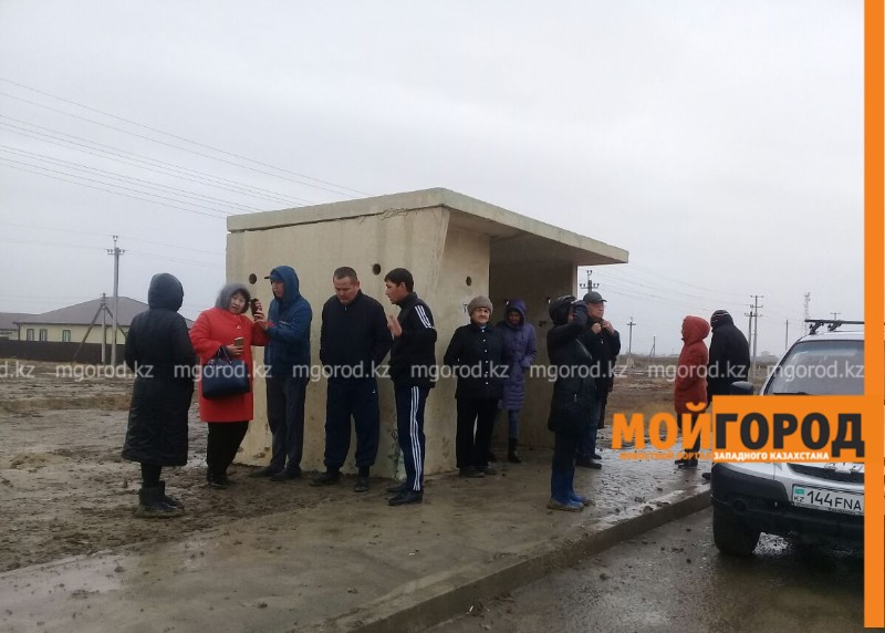 Жители пригорода Атырау вышли на улицу с требованием построить им дорогу