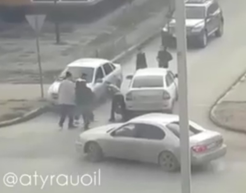 В сеть попало видео жестокого избиения парня на дороге в Атырау