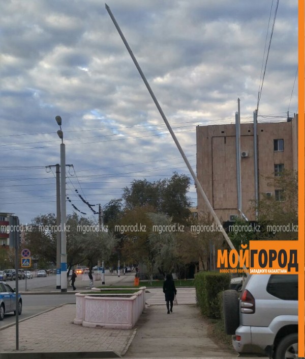 Столб грозит упасть на жителей Атырау