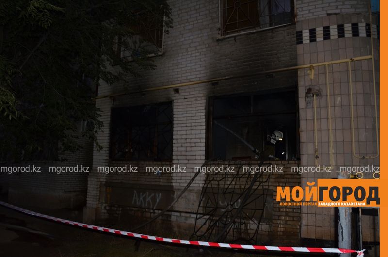 В Уральске при пожаре в многоэтажном доме погиб пожилой мужчина