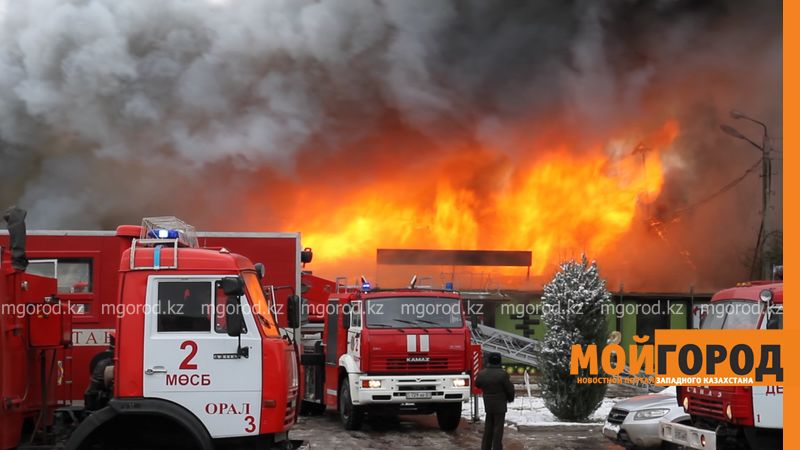 В тушении клуба в Уральске были задействованы 65 пожарных