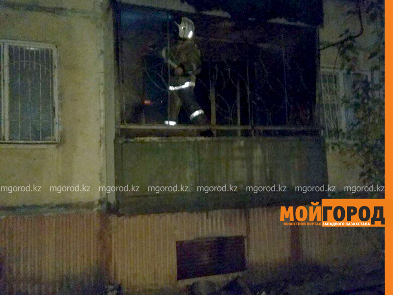 Мужчина отравился угарным газом в пожаре многоэтажки в Уральске