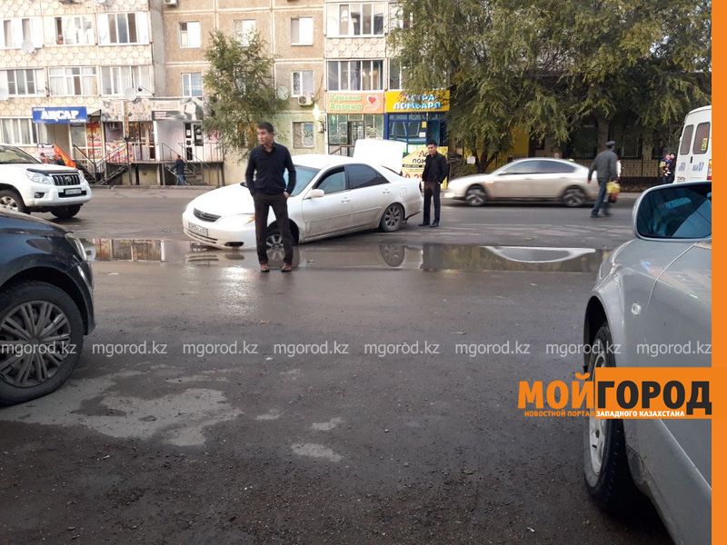 Из-за огромной лужи на парковке в Уральске машины проваливаются в арык