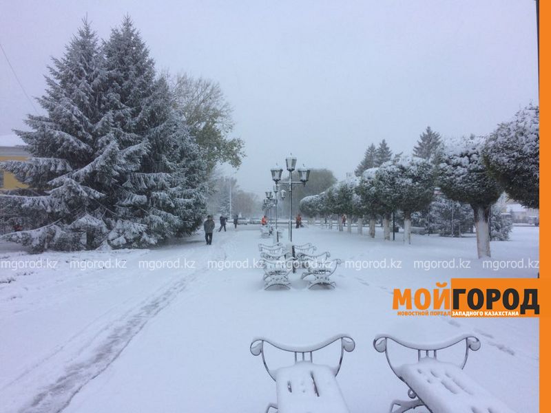 Уральск накрыло снегом