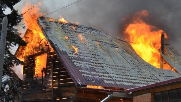 В Атырау при пожаре во времянке погибла девушка