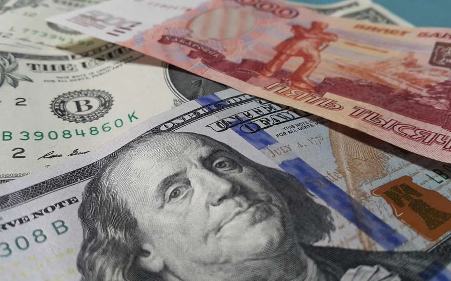 Жители Атырау стали больше покупать рубли, но меньше продавать доллары