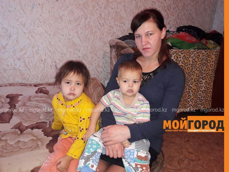 Матери с тремя детьми нечем платить за аренду квартиры в Уральске