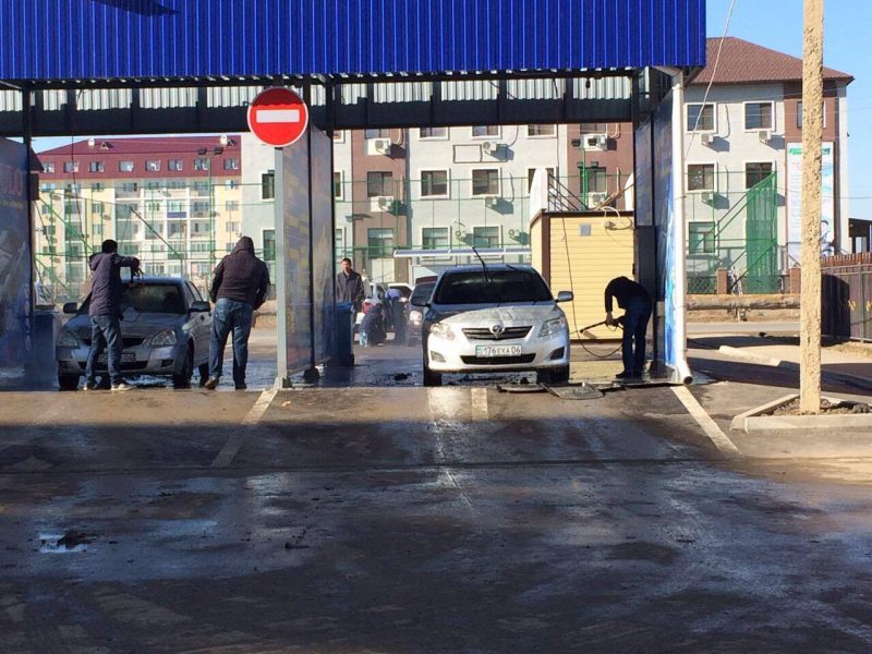 На грязь и воду во дворе от автомойки жалуются жители Атырау