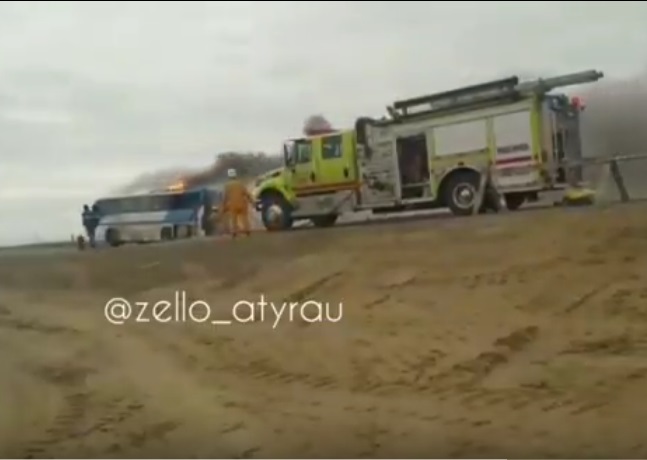 Пассажирский автобус загорелся на месторождении в Атырауской области (видео)