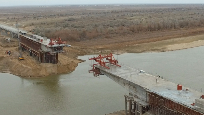 В Атырауской области завершается строительство моста через Урал