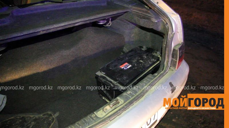 В Уральске воры аккумуляторов при задержании предложили взятку полицейскому