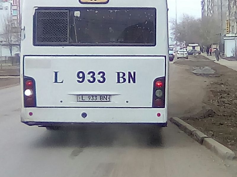 Водитель автобуса разговаривает по телефону