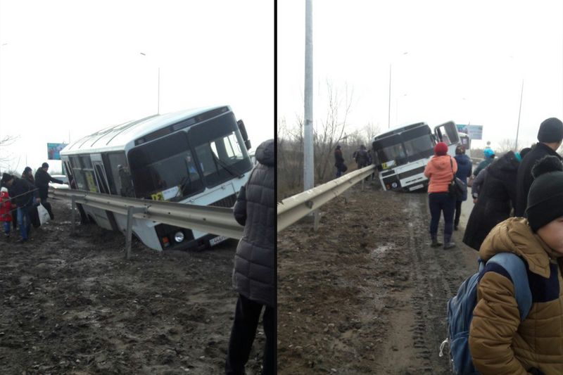 В Уральске пассажирский автобус слетел в траншею