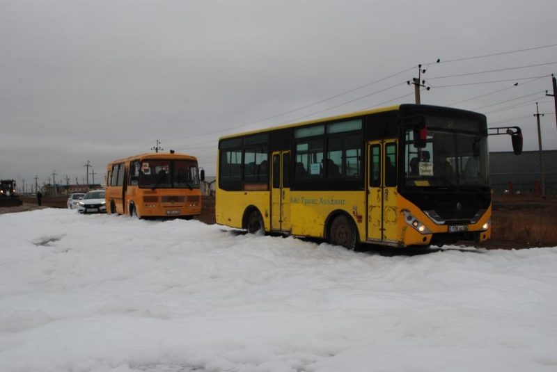 Два автобуса и три автомобиля оказались в снежном плену на трассе Атырау-Астрахань