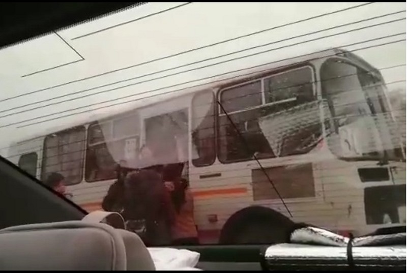 В Атырау кондуктор не впустила школьников в автобус (видео)