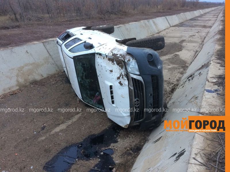В Уральске внедорожник слетел в арык