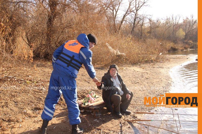 Спасатели ЗКО напомнили рыбакам о правилах поведения на льду