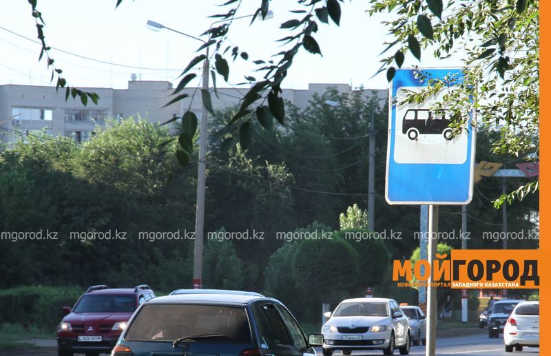 Жители Актобе возмущены новыми остановками без стен и крыш