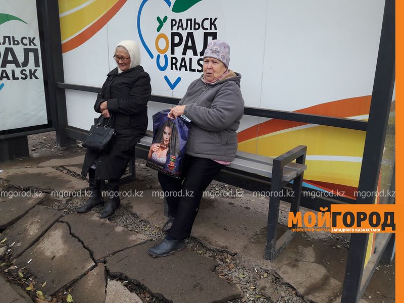 На новой остановке в Уральске «сполз» асфальт