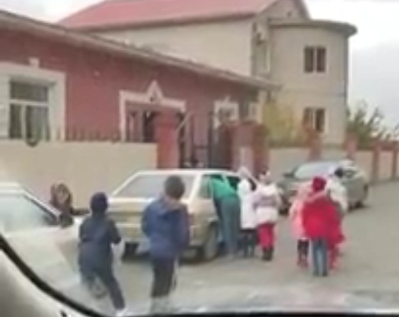 По 10 детей «запихивают» в машины службы развозки в Атырау