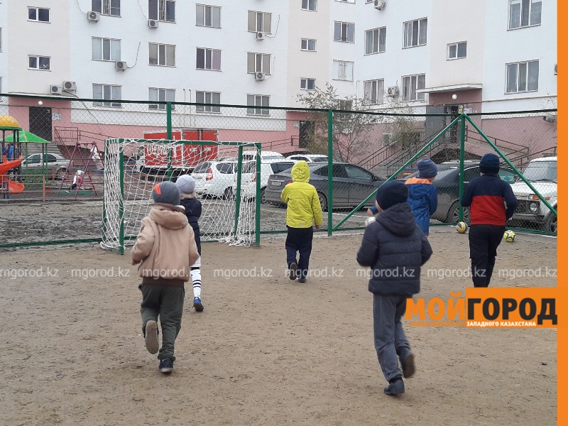 Жители Атырау за свой счет построили спортивную площадку