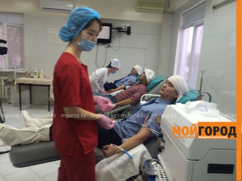 Полицейские Атырау сдали 12 литров крови для пострадавших в ДТП
