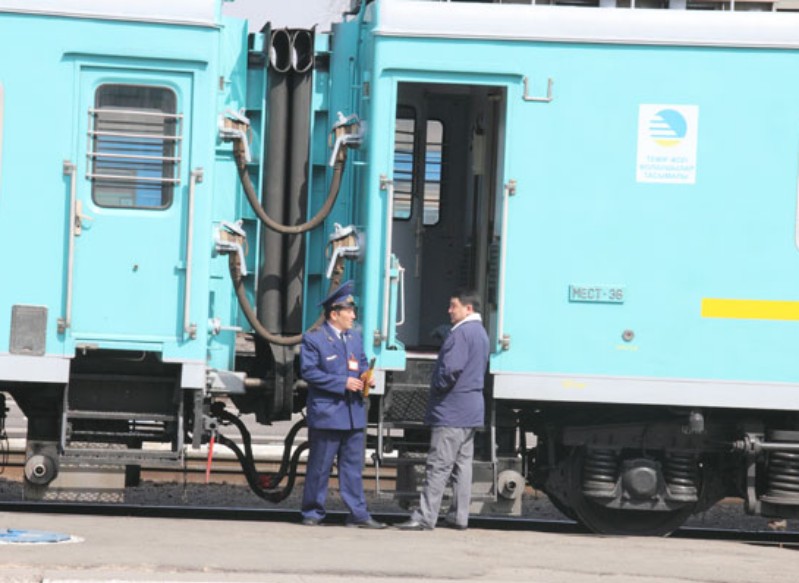 В Атырау вынесли приговор дебоширу, ударившему ножом проводника