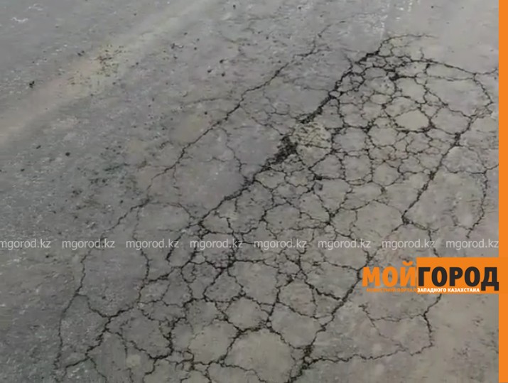Жители пригорода Атырау пожаловались на некачественно уложенный асфальт (видео)