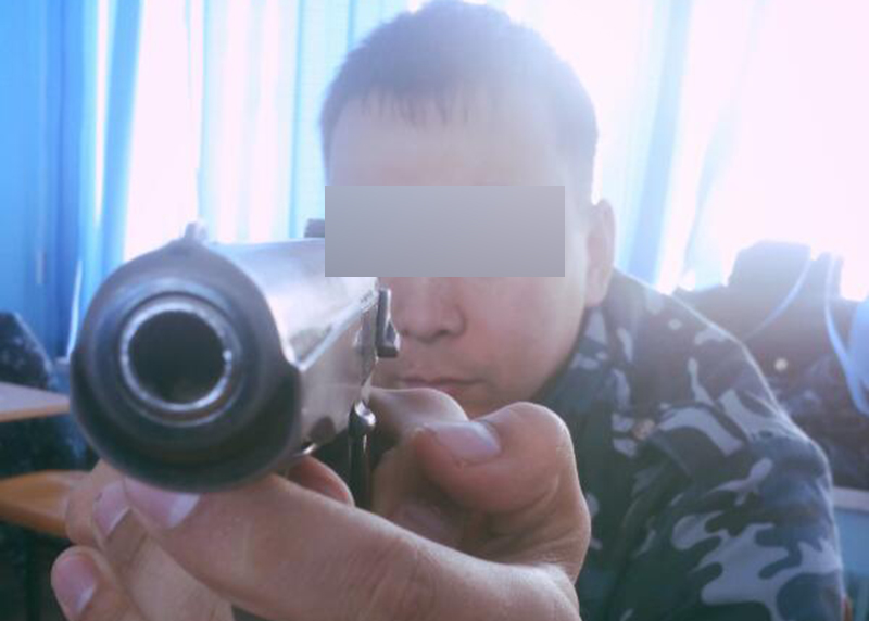 В ЗКО полицейского наказали за фото с табельным оружием в соцсетях