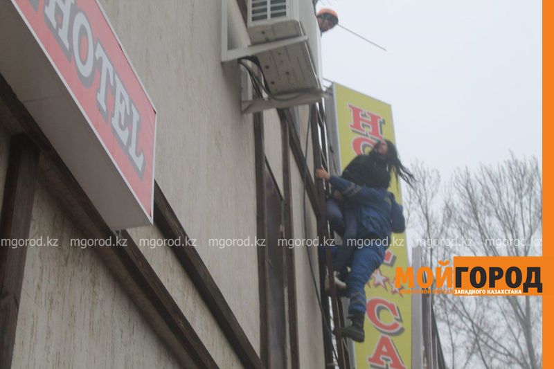 В Уральске спасатели сняли с крыши девушку, пытавшуюся совершить суицид