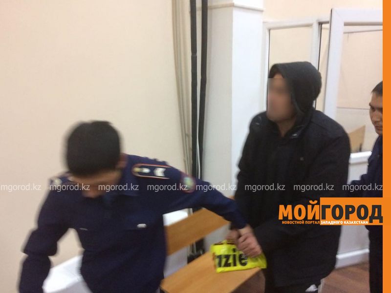 Водителя, сбившего насмерть мать двоих детей, отпустили из зала суда в Уральске