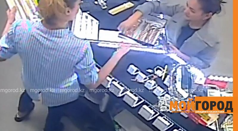 Кражу ювелирного изделия сняли на видео в Уральске (фото, видео)