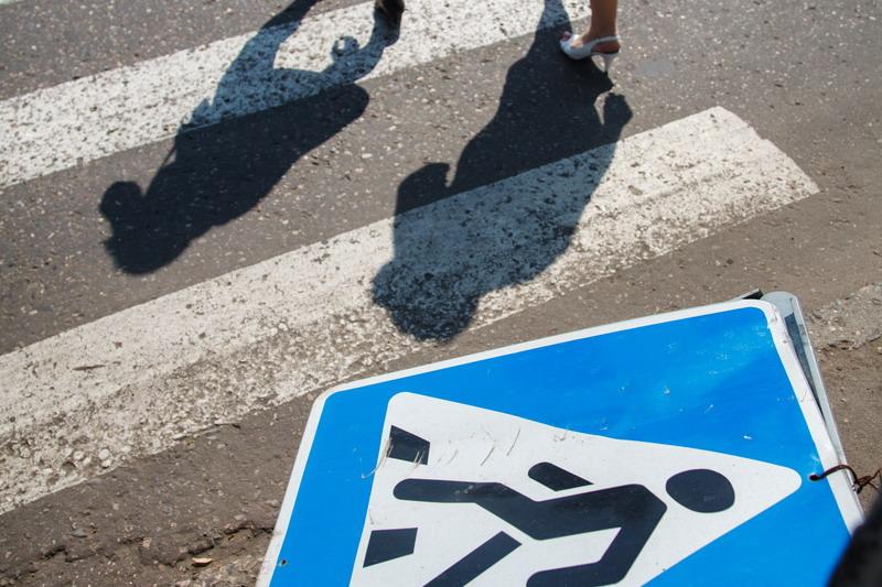 В Атырау на пешеходном переходе насмерть сбили 4-летнюю девочку