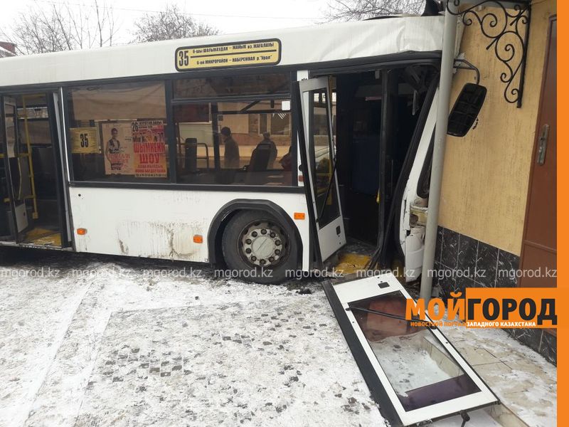 В Уральске пассажирский автобус въехал в многоэтажку: госпитализированы 4 человека (фото, видео)