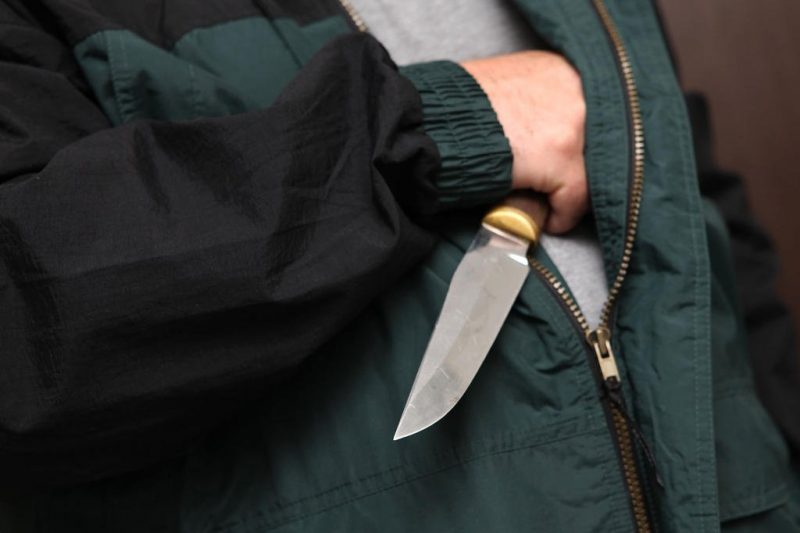 В Атырау грабитель с ножом проник в дом и напал на хозяйку