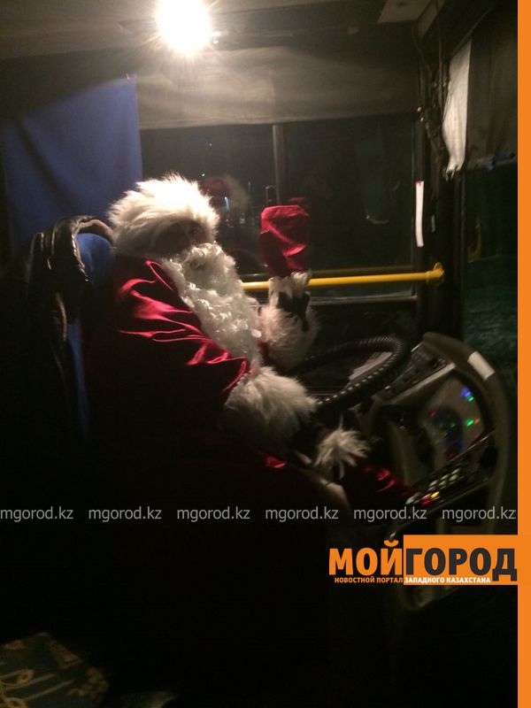 Деда Мороза за рулем пассажирского автобуса сфотографировали в Уральске