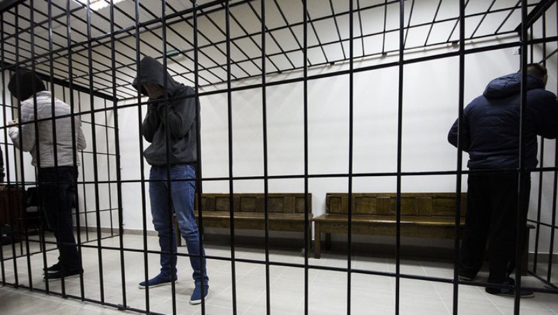 В Атырау за избиение сотрудников полиции осудили троих мужчин
