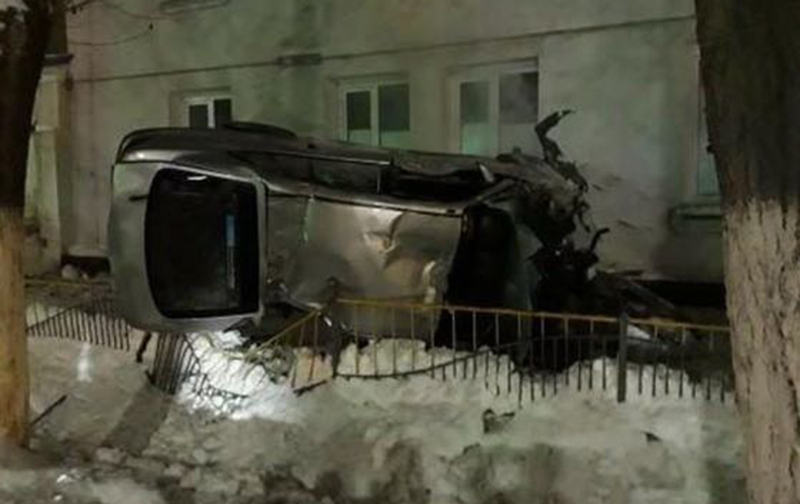 В Уральске автоледи снесла ограждение и врезалась в здание колледжа
