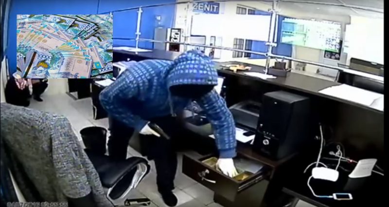 Двое вооруженных мужчин ограбили букмекерскую контору в Атырау (видео)