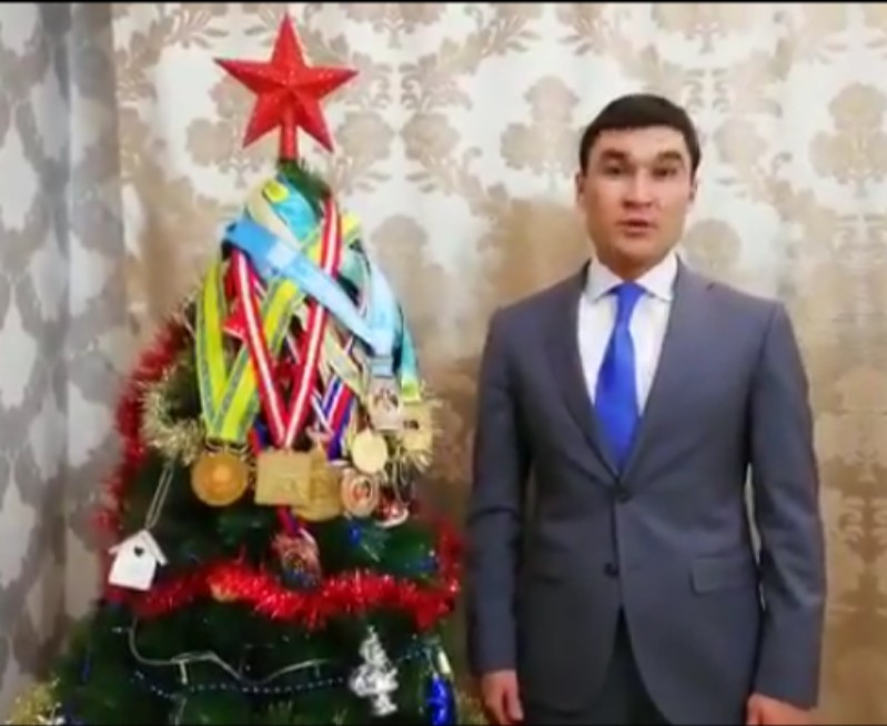 Серик Сапиев принял эстафету атырауских спортсменов и нарядил свою чемпионскую ёлку
