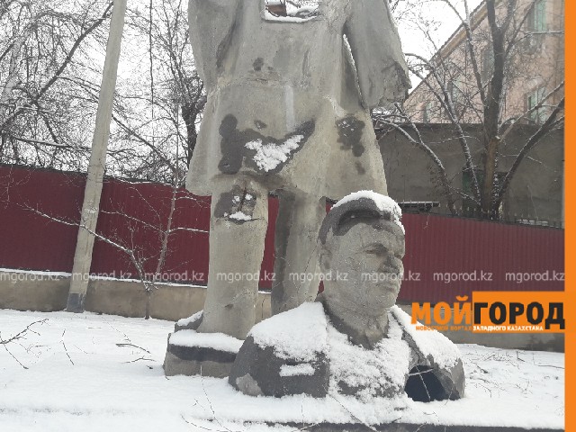 В Атырау вандалы разрушили памятник Кирову