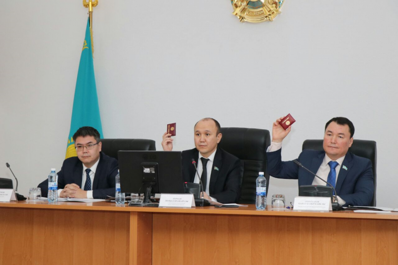 Депутаты в Атырау предложили полицейским организовать горячую линию в WhatsApp