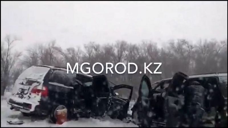 Две женщины погибли при лобовом столкновении пассажирских микроавтобусов в ЗКО (видео)