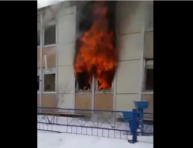 Двое рабочих выпрыгнули из окна во время пожара в общежитии в Атырау