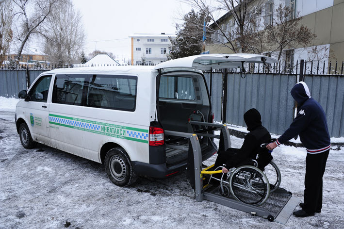 В Атырау перестало работать инватакси