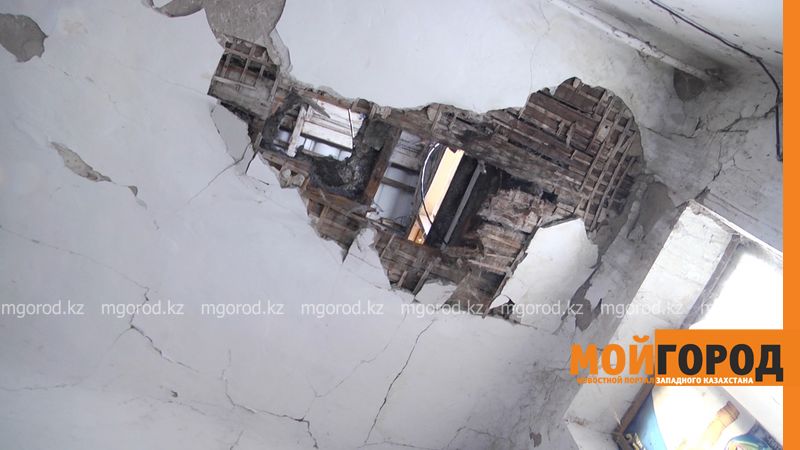 Куски бетона падают с потолка на жителей двухэтажки в Уральске