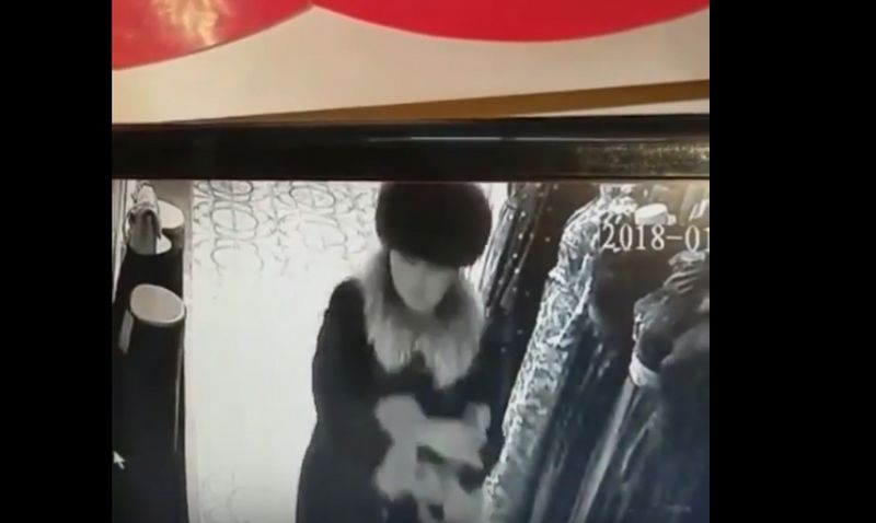 Воровка кошелька с деньгами с прилавка магазина попала на видео в Уральске
