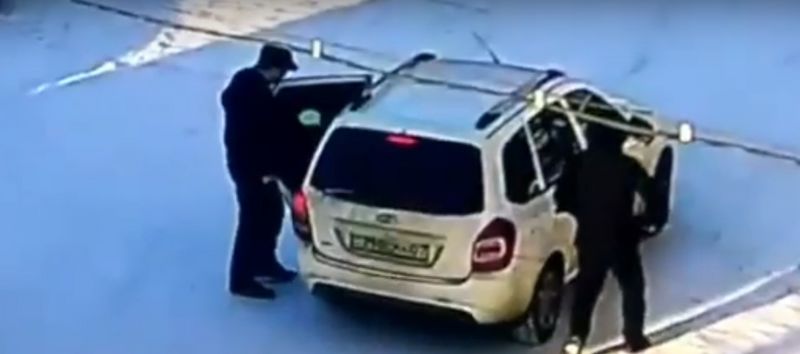 Двое мужчин с игрушечным пистолетом напали на таксиста в Уральске (видео)